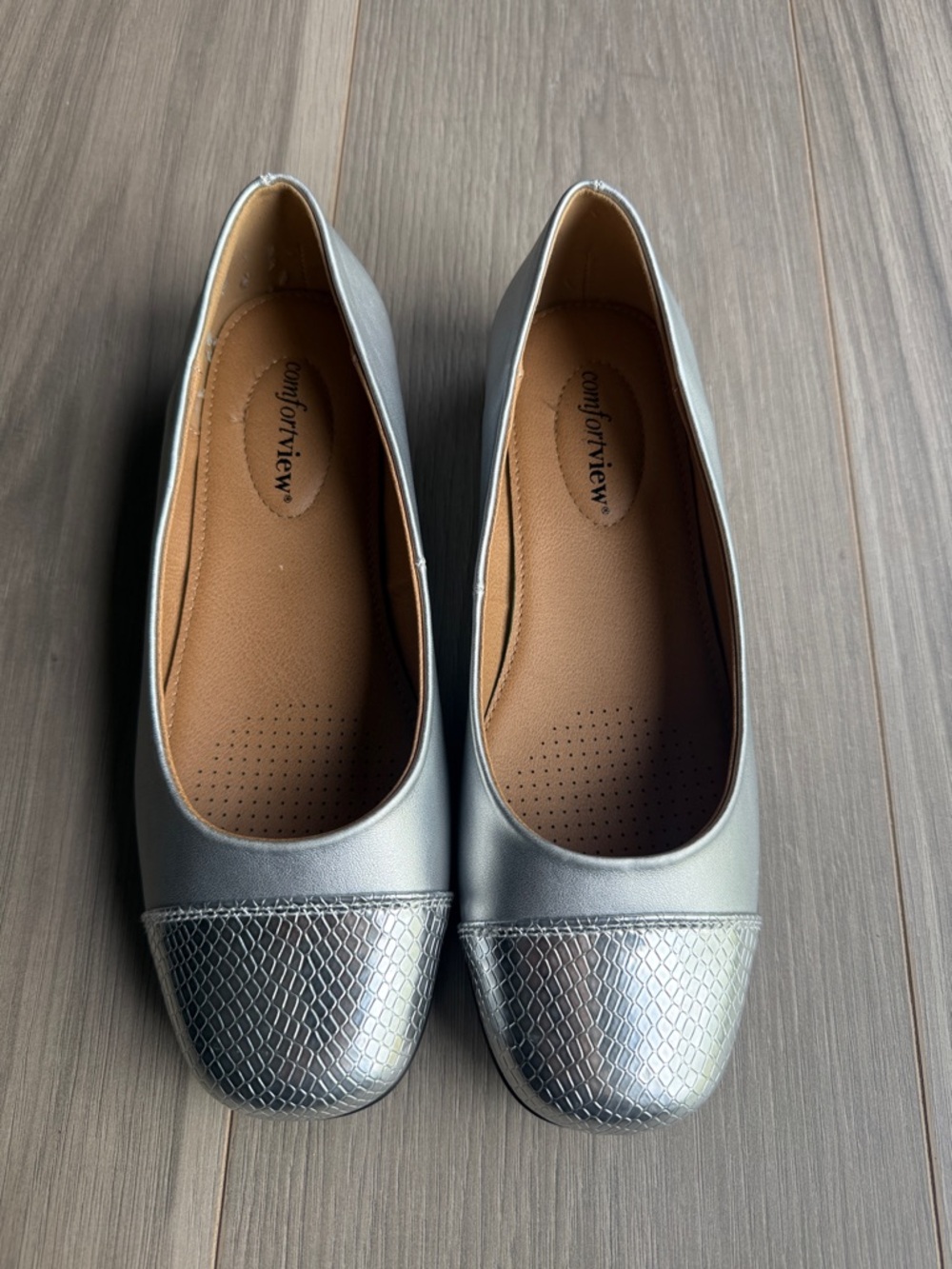 Comfortview Women's The Fay Silver Metallic Flats Size 8W